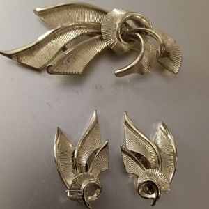 Vintage Large Lisner Brooch & Earrings